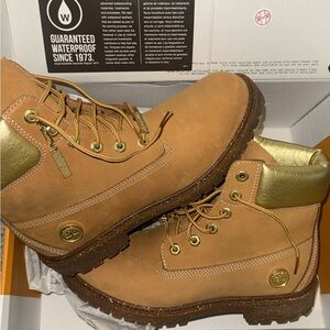 NIB Timberland Tan and Gold Women's Winter Boots 9
